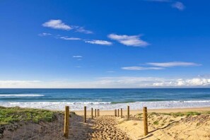 在海灘附近、沙灘巾