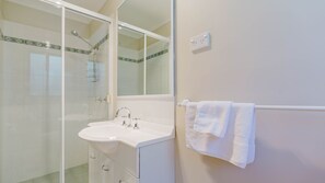 Combined shower/bathtub, towels