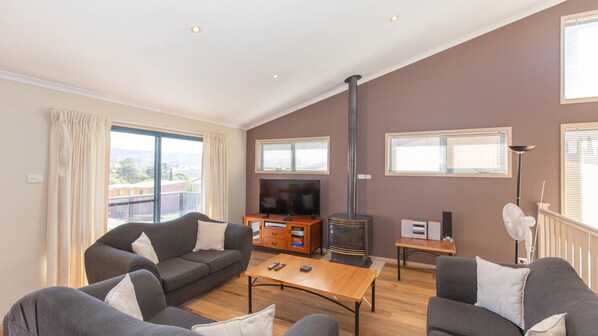 TV - Acacia 5 - 2/2 Kirwan Close (Jindabyne)