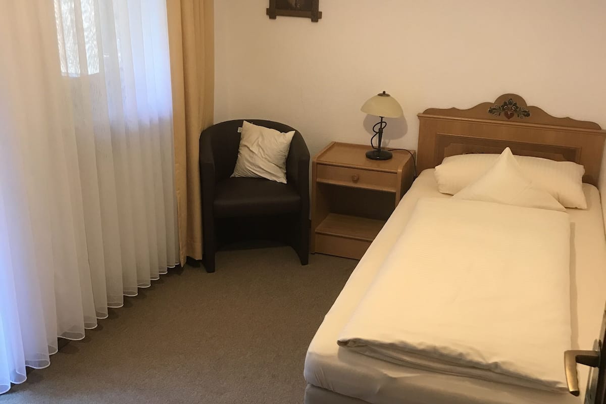 Single Room | Meja, Wi-fi percuma, cadar katil