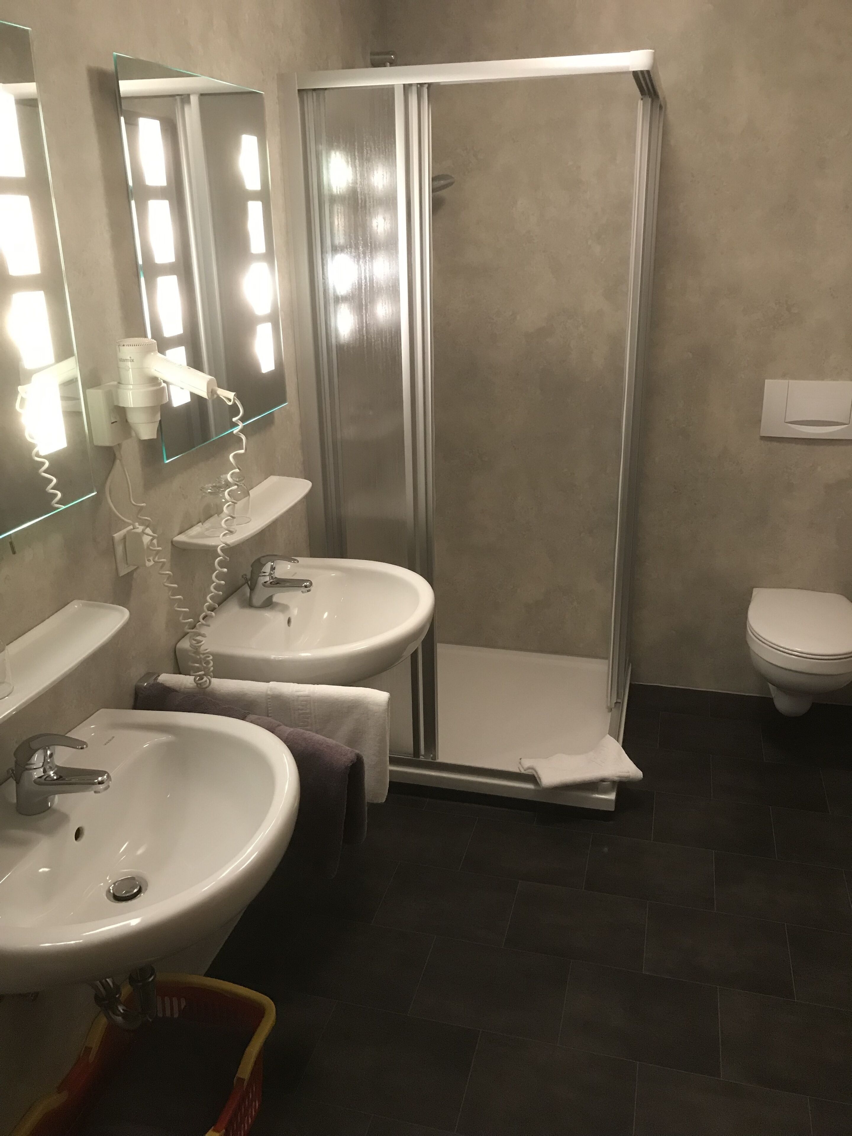 Doppelzimmer | Badezimmer | Dusche, Haartrockner, Handtücher