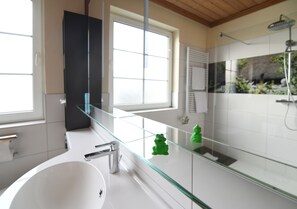 Double Room | Bathroom sink - Hotel Wiesend (Kulmain)