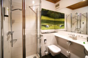 Single Room | Bathroom | Hair dryer, bathrobes, slippers, towels - Hotel Wiesend (Kulmain)