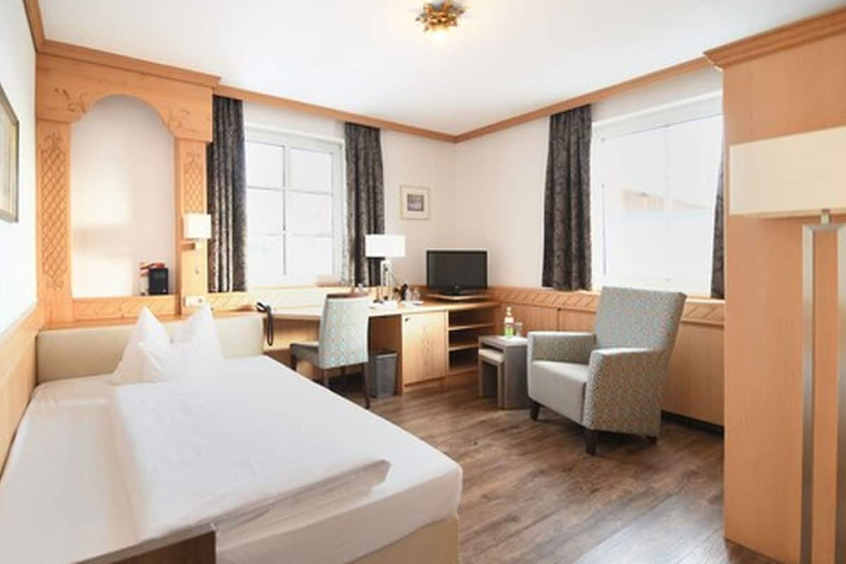 Eenpersoonskamer | Een minibar, een kluis op de kamer, individueel gedecoreerd, een bureau