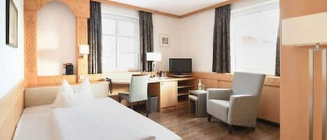Single Room | Minibar, in-room safe, individually decorated, desk