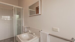 Shower, towels - Grindelwald - 1/39 Townsend Street (Jindabyne)