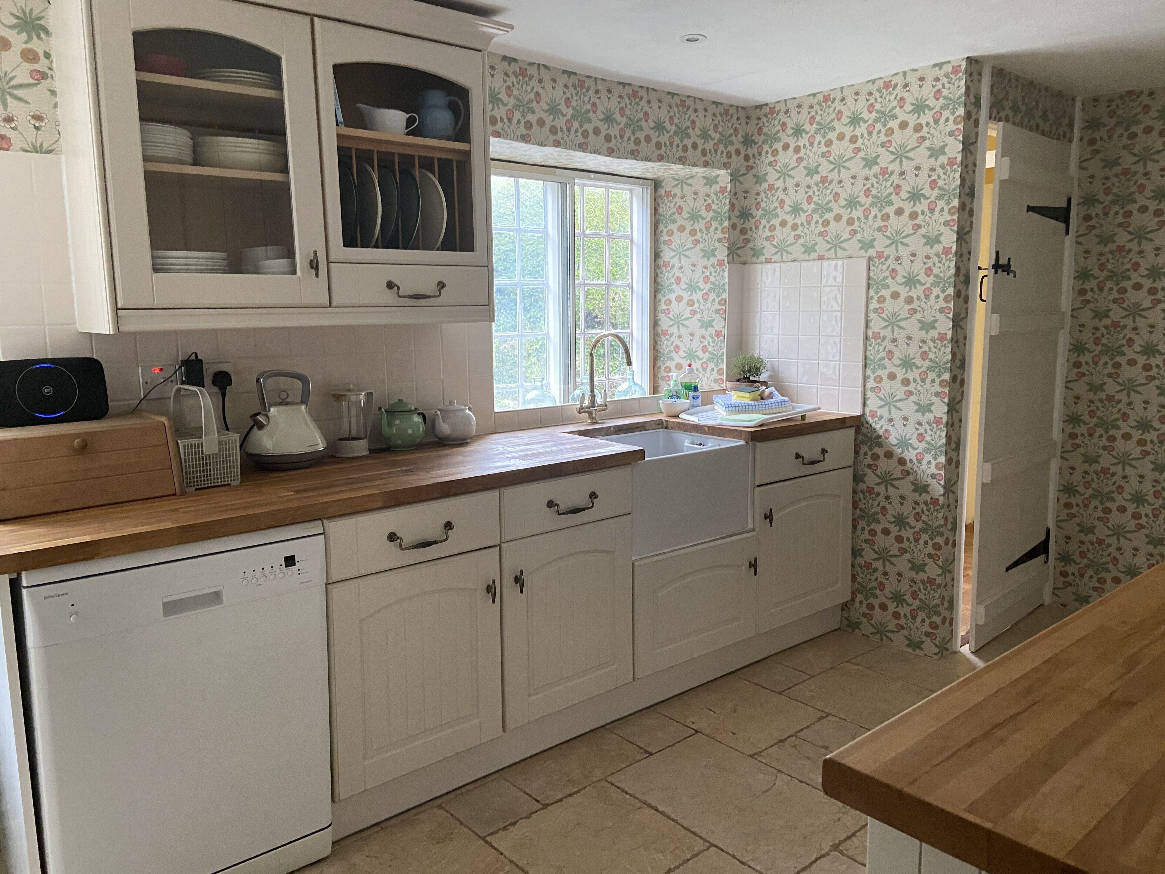 Delightful light and spacious character stone cottage near the Jurassic coast