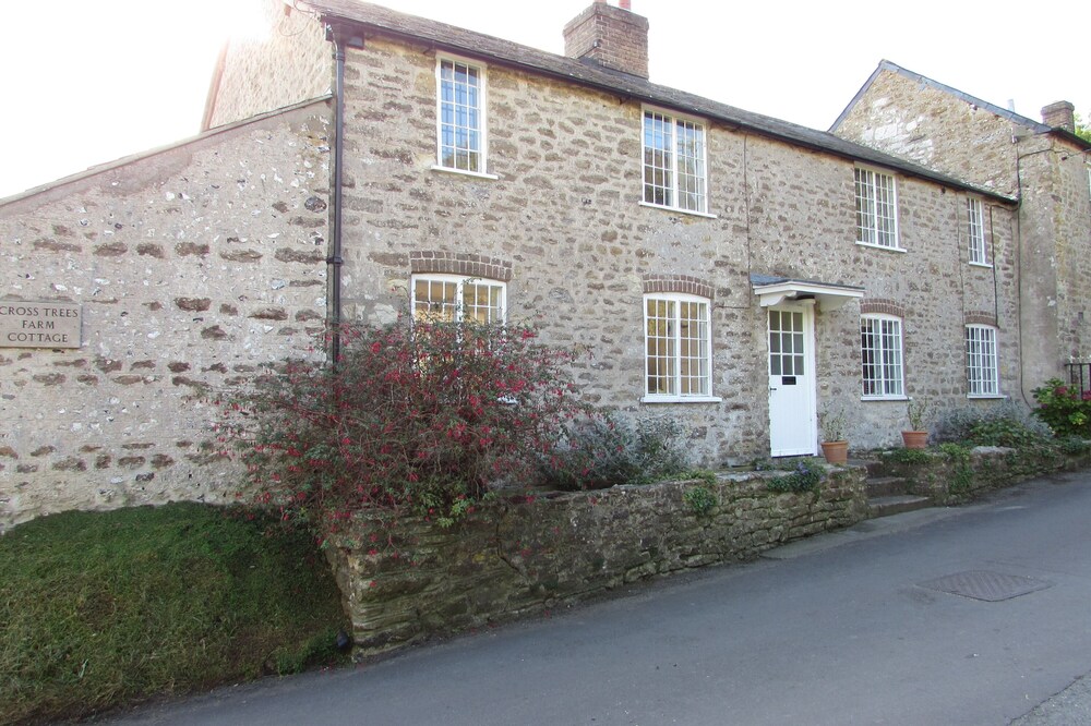 Delightful light and spacious character stone cottage near the Jurassic coast