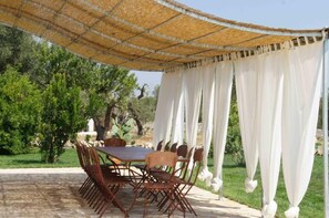 Outdoor dining - Mansion among the olive trees and horses (Ceglie Messapica)