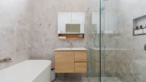 Combined shower/bathtub, towels