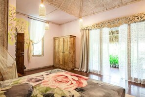 5 bedrooms, iron/ironing board, WiFi, bed sheets