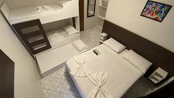 基础四人房, 1 间卧室 | 迷你吧、遮光窗帘、免费 WiFi、床单