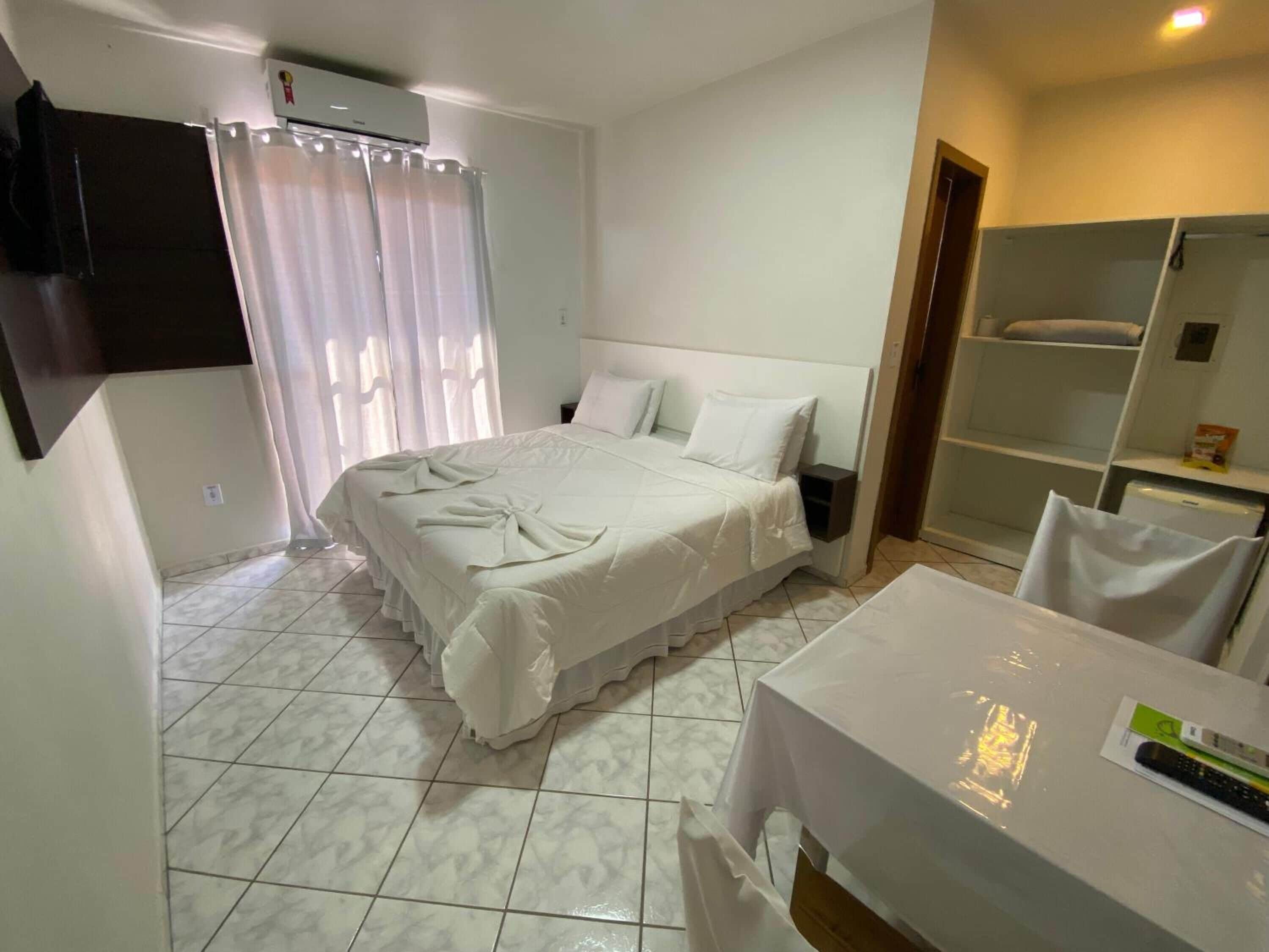 Minibar, blendingsgardiner, wi-fi (inkludert) og sengetøy