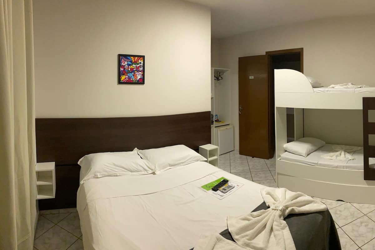 Een minibar, verduisterende gordijnen, gratis wifi, beddengoed