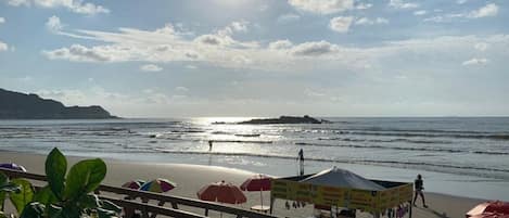 Una spiaggia nelle vicinanze, 10 bar sulla spiaggia