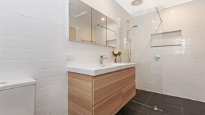 Shower - Corella Cottage -  historical style cottage (Port Fairy)