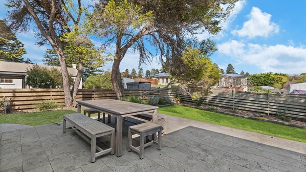Outdoor dining - Corella Cottage - historical style cottage (Port Fairy)