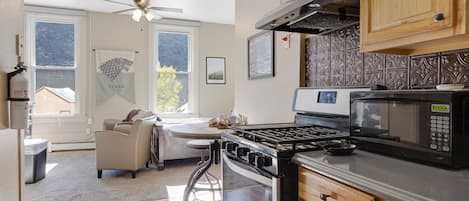 Refrigerador, microondas, horno y parrilla de estufa