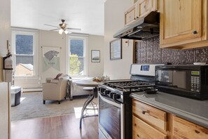 Jääkaappi, mikroaaltouuni, uuni, liesi