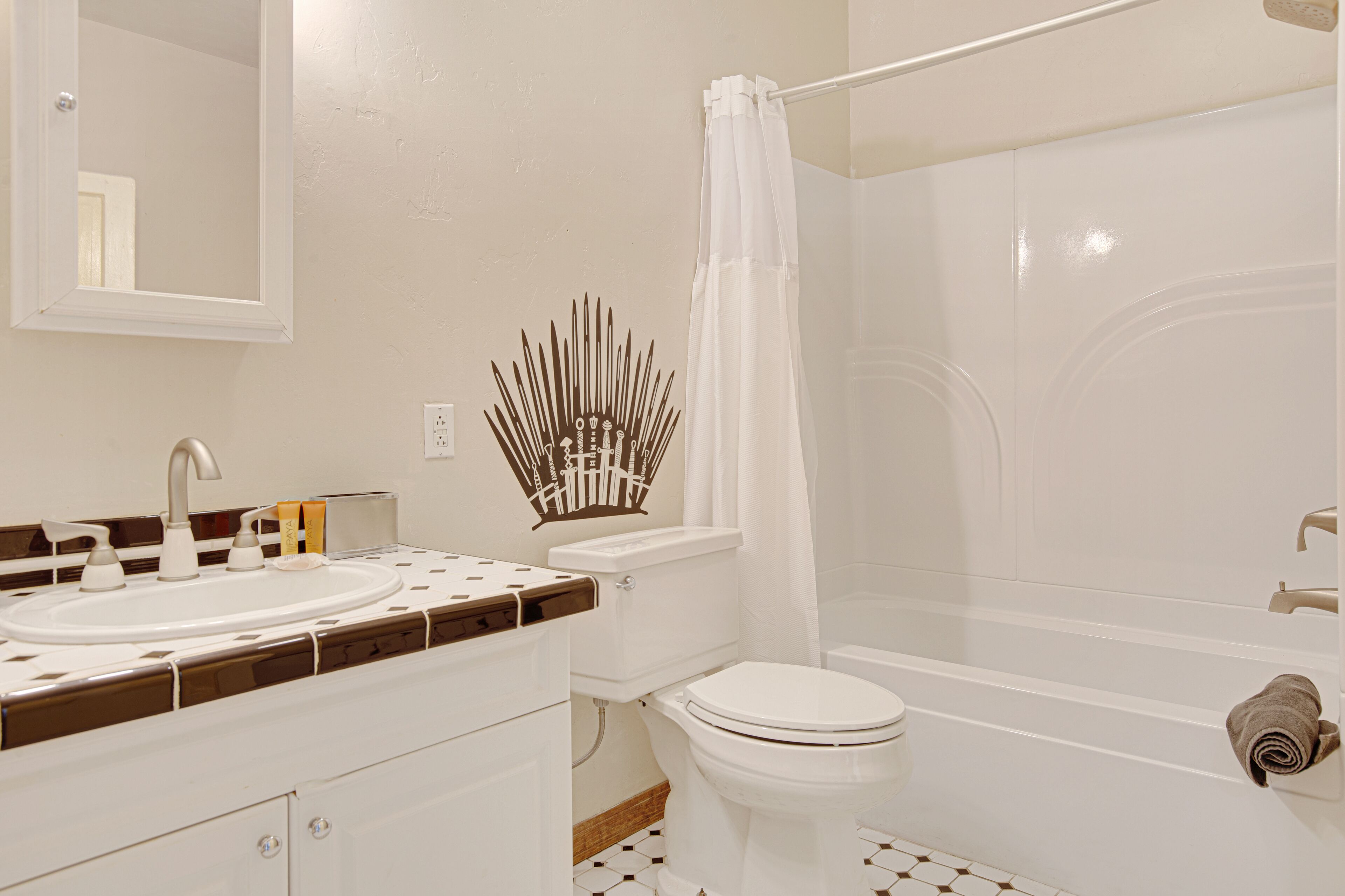 Ensemble douche/baignoire, sèche-cheveux, serviettes fournies, savon