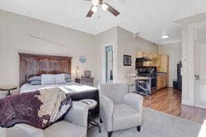 Työpöytä, silitysrauta/-lauta, ilmainen Wi-Fi, vuodevaatteet