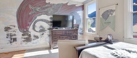 Een bureau, een strijkplank/strijkijzer, gratis wifi, beddengoed