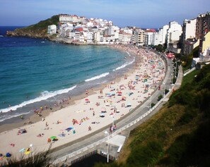 Plage à proximité, chaises longues, serviettes de plage