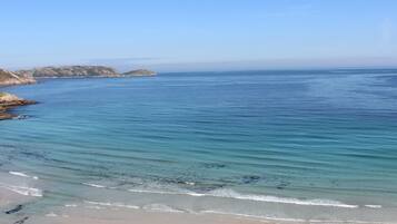 NĂ€ra stranden, solstolar och strandhanddukar