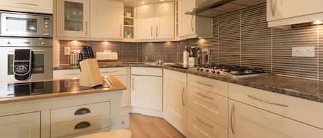 Frigorífico, microondas, horno y placa de cocina