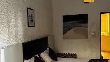 Habitación, 1 cama de matrimonio grande (Lit King Size) | Baño | Artículos de higiene personal gratuitos y toallas