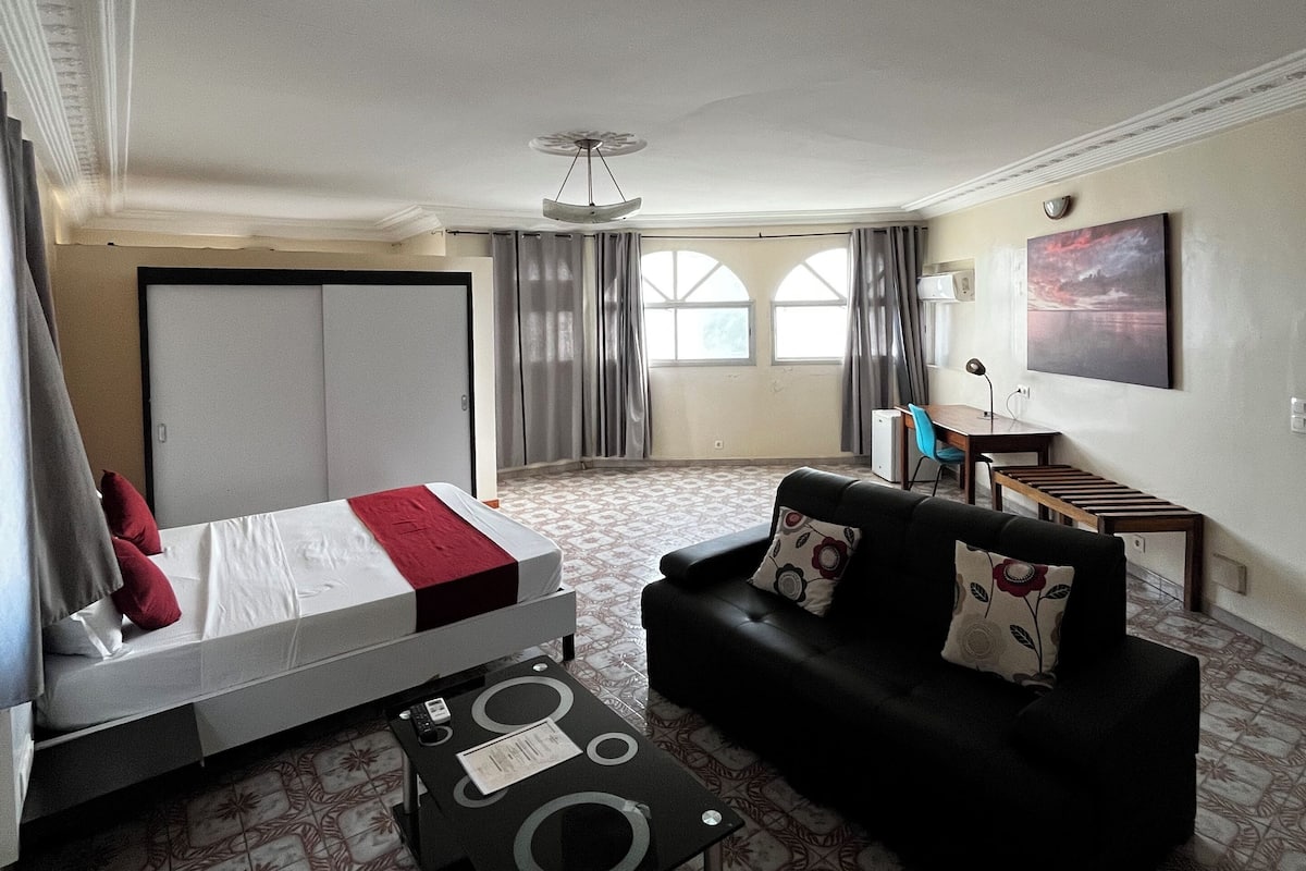 Loft avec un grand lit double et un salon | Caja fuerte, escritorio, cortinas opacas y sistema de insonorización