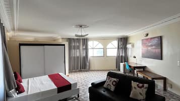 Loft avec un grand lit double et un salon | Caja fuerte, escritorio, cortinas opacas y sistema de insonorización
