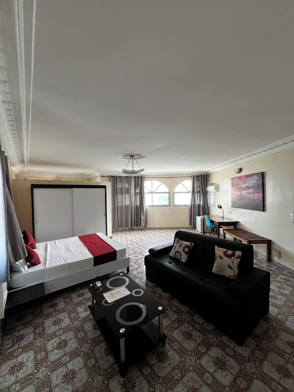 Loft avec un grand lit double et un salon