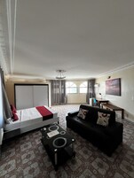 Loft avec un grand lit double et un salon | In-room safe, desk, blackout drapes, soundproofing