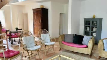 Télévision, lecteur de DVD, table de tennis de table, livres