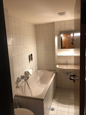 Habitación cuádruple | Baño | Secador de pelo y toallas