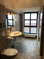 Secador de pelo, toallas