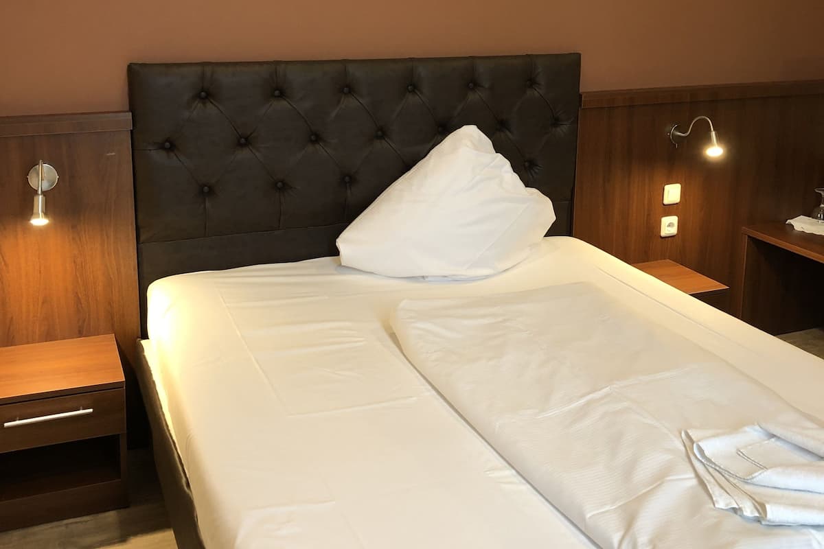 Cortinas blackout, wifi gratis y ropa de cama