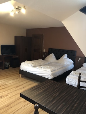 Blackout drapes, free WiFi, bed sheets - Hotel & Restaurant Poseidon (Bayreuth)