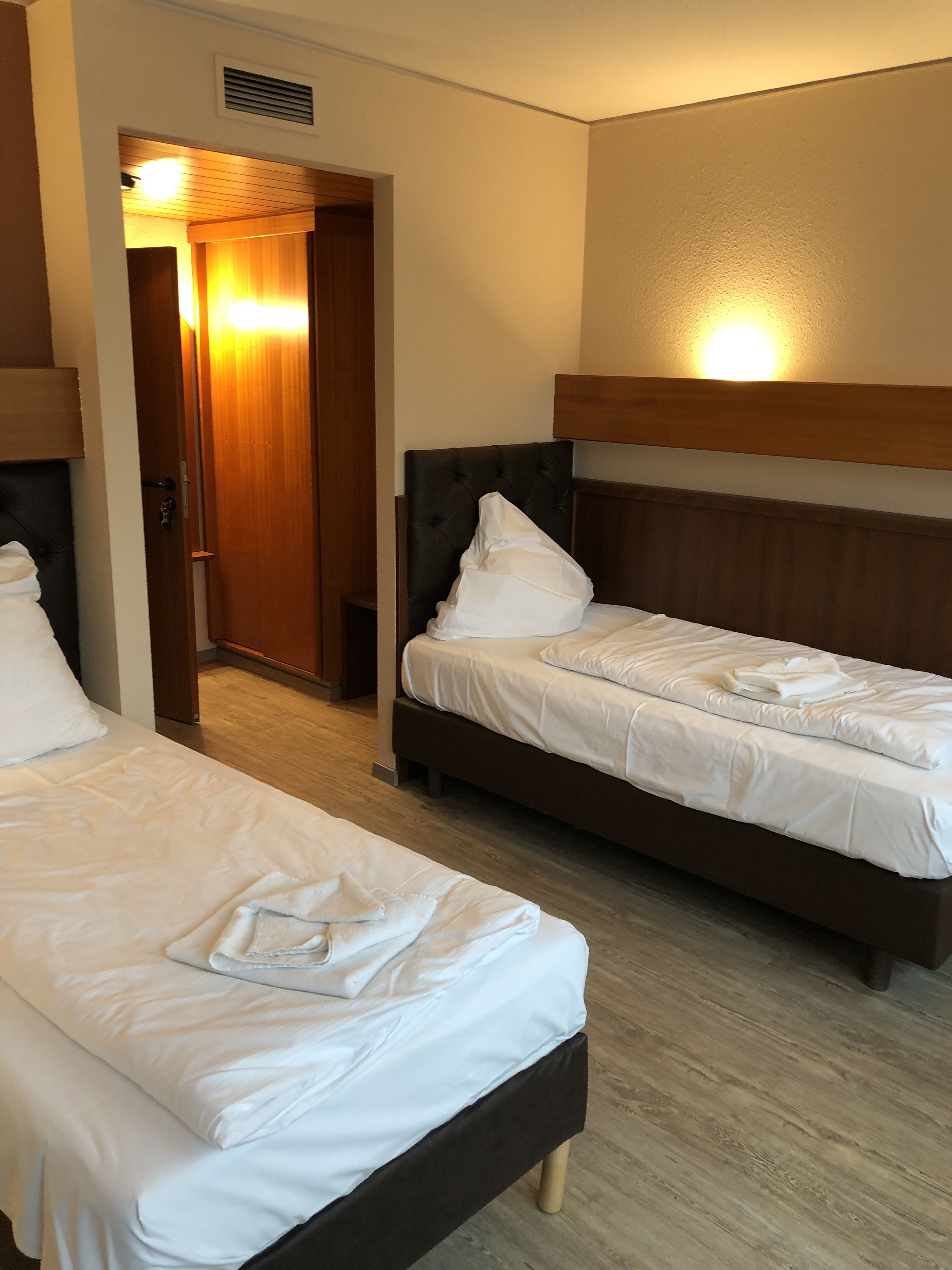 Cortinas blackout, wifi gratis y ropa de cama 