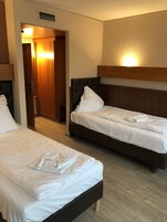 Cortinas blackout, wifi gratis y ropa de cama 