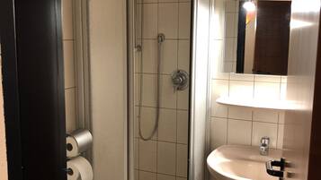 Einzelzimmer | Badezimmer | Haartrockner, Handtücher