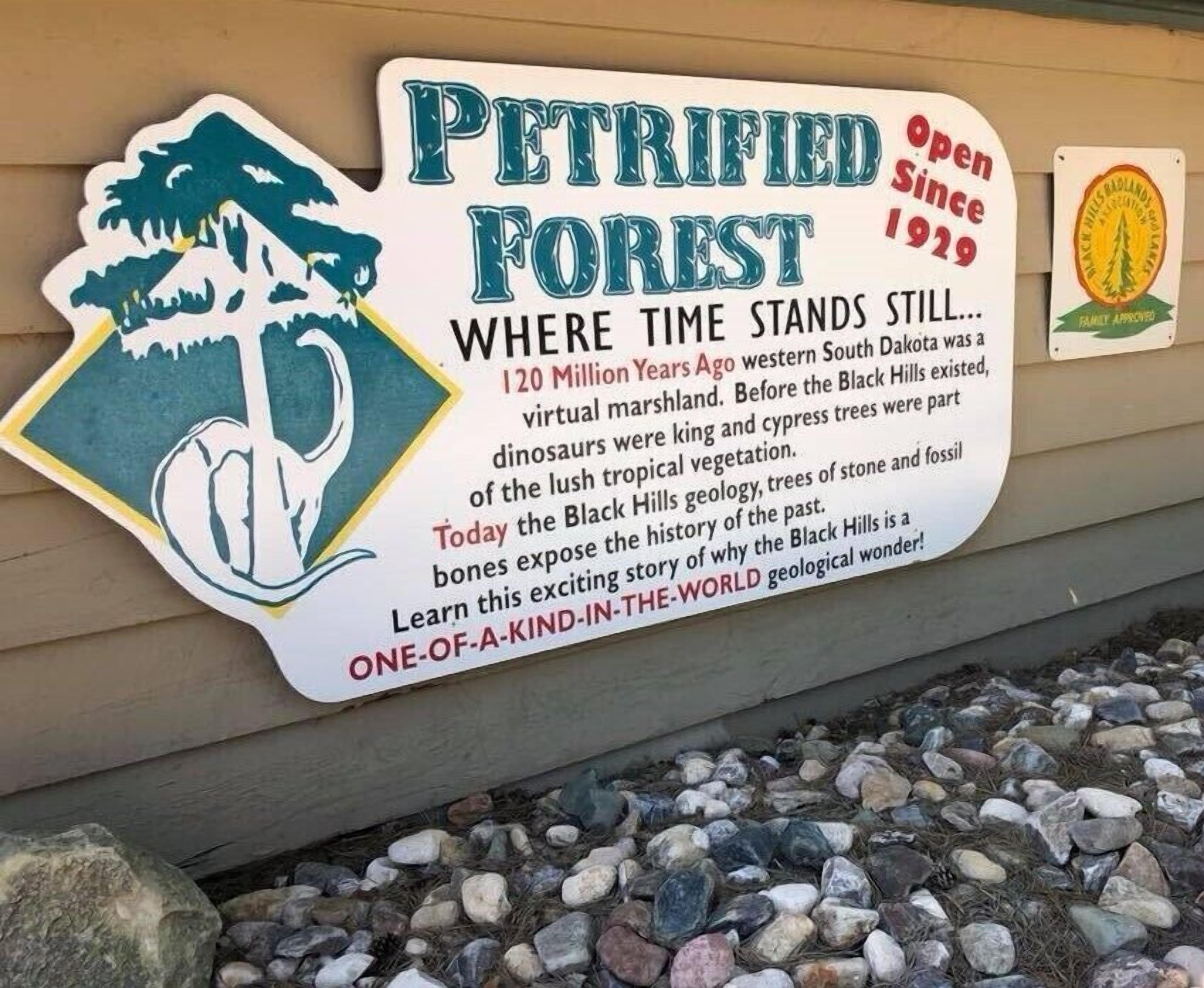 Skilt for Petrified Forest National Park, der nævner åbningen i 1929 og fremhæver dets geologiske betydning.