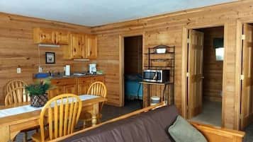 Deluxe Cabin, 2 Bedrooms, Non Smoking, Hill View | Private kitchenette | Microwave