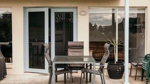 Outdoor dining - Moyne Views 2 - Overlooking The Edge Of The Moyne River (Port Fairy)