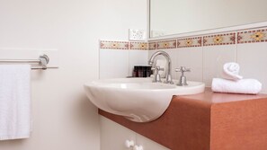 Shower, free toiletries - Moyne Views 2 - Overlooking The Edge Of The Moyne River (Port Fairy)
