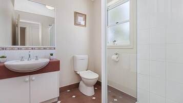 Shower, free toiletries