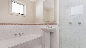 Shower, free toiletries - Moyne Views 2 - Overlooking The Edge Of The Moyne River (Port Fairy)
