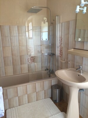Combined shower/tub, hair dryer, towels, soap