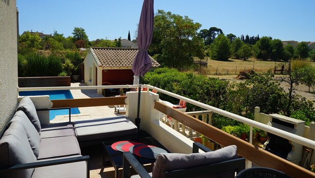 A balcony with a pool, outdoor furniture, and a view of the surrounding landscape. - Sunny A/C apartment with terrace overlooking countryside and private pool (Saint-Pargoire)